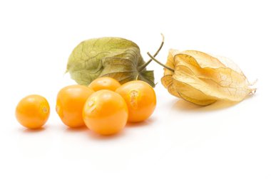Physalis meyveleri yığın beyaz arka plan üzerinde iki kabuğu içinde beş orang izole