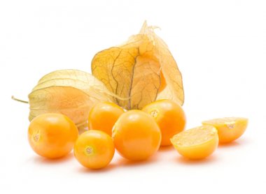 Physalis meyveleri yığın beyaz arka planda iki kabuğu içinde bir sürü turuncu meyveler bir dilim izole