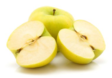 Elma (Smeralda çeşitli) beyaz arka plan yeşil izole sarı bir bütün bir kesim içinde yarı yarıya iki kesit