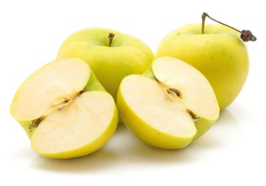 Beyaz arka plan üzerinde izole elma (Smeralda çeşitli) yeşil sarı iki bütün bir kesik ikiye iki kesit yarıya