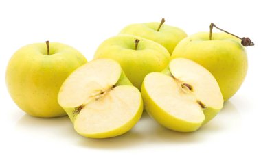 Beyaz arka plan Yeşil Sarı dört bütün bir iki kesilmiş izole elma (Smeralda çeşitli) yarıya