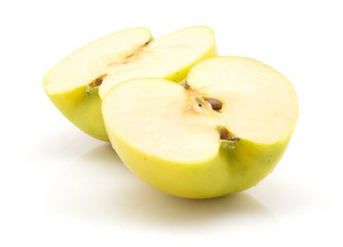 Beyaz arka plan yeşil öldürülecek izole iki elma (Smeralda çeşitli) yarım