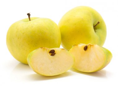 Elma (Smeralda çeşitli) yığını beyaz arka plan üzerinde iki bütün yeşil sarı iki dilim izole.