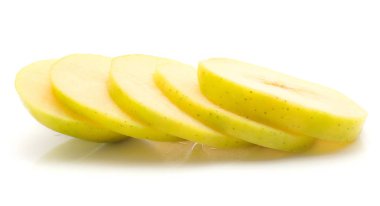 Beyaz arka plan üzerinde izole elma (Smeralda çeşitli) dilimlenmiş beş halka dilimlenmiş