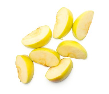 Elma dilimleri (Smeralda çeşitli) yığını beyaz zemin üstüne izole vie