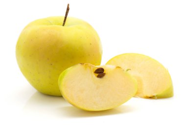 Elma (Smeralda çeşitli) iki dilim ve bir bütün beyaz adam izole