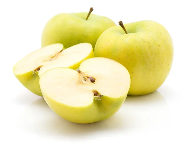 两个苹果 卡利亚里品种 半和二整体被隔绝在白色背景绿色黄河 — 图库照片