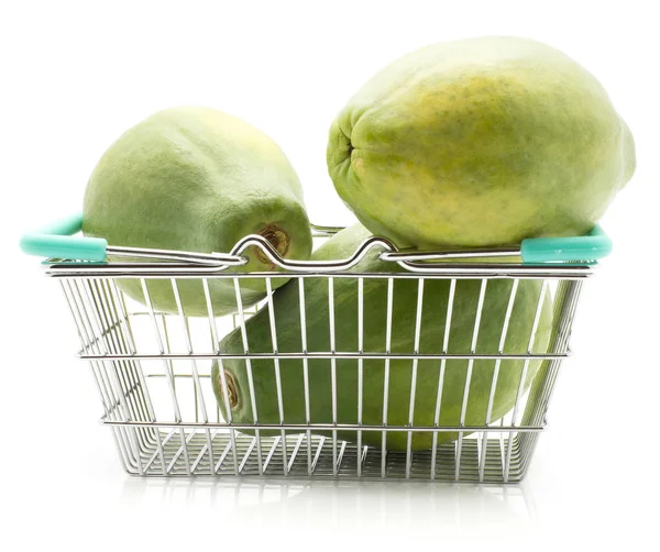 Mamão Verde Pata Papoula Uma Cesta Compras Isolada Backgroun Branco — Fotografia de Stock