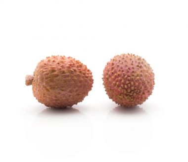 Beyaz arka plan olgun pembe taze iki berrie izole lychee