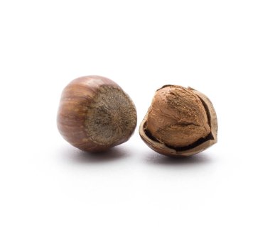 Bir kabuk ve unshelled bir beyaz adam izole içinde bir kabuklu fındık