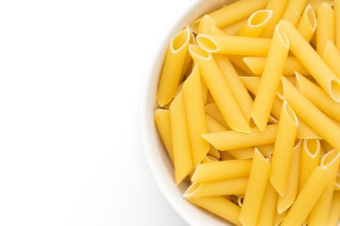 Penne rigate porselen kase top görüntülemek ham izole üzerinde beyaz adam