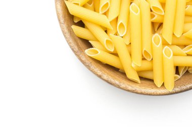 Penne rigate ahşap kase top görüntülemek ham izole üzerinde beyaz adam