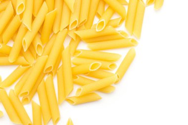 Penne rigate üstten görünüm beyaz arka plan üzerinde kuru pişmemiş makarna parça çok izole.