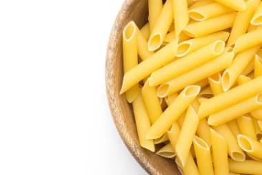 Ahşap kase üstten görünüm ham Penne rigate beyaz arka plan üzerinde kuru makarna parça çok izole.