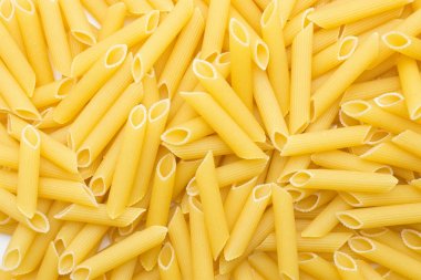 Arka Penne rigate yukarıdan çok kuru pişmemiş makarna parçasının