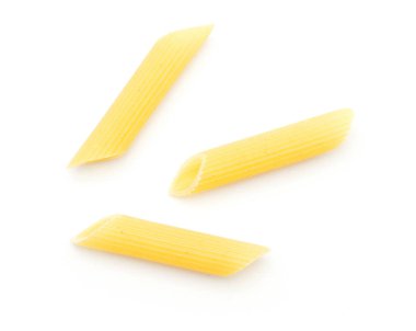 Penne rigate üstten görünüm üç ham üzerinde beyaz adam izole makarna adet kuru