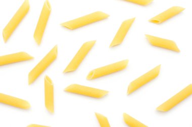 Penne rigate üstten görünüm çiğ beyaz arka plan üzerinde kuru makarna parça çok izole.