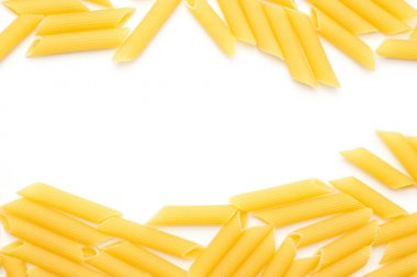 Oş penne rigate üstten görünüm kuru pişmemiş makarna adet Merkezi beyaz arka plan üzerinde izole olduğunu