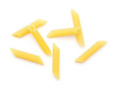 Beyaz arka plan yedi kuru pişmemiş makarna parçası üzerinde izole penne rigate Üstten Görünüm