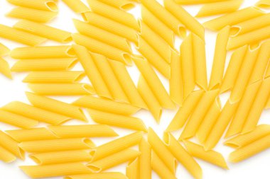 Beyaz arka plan kuru pişmemiş makarna parçası üzerinde izole penne rigate Üstten Görünüm