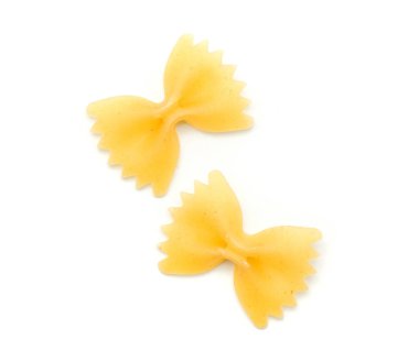 Beyaz zemin üstüne izole iki ham farfalle makarna vie