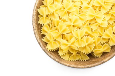 Ahşap kase üstten görünüm beyaz arka plan kuru makarna parçası üzerinde izole içinde ham farfalle