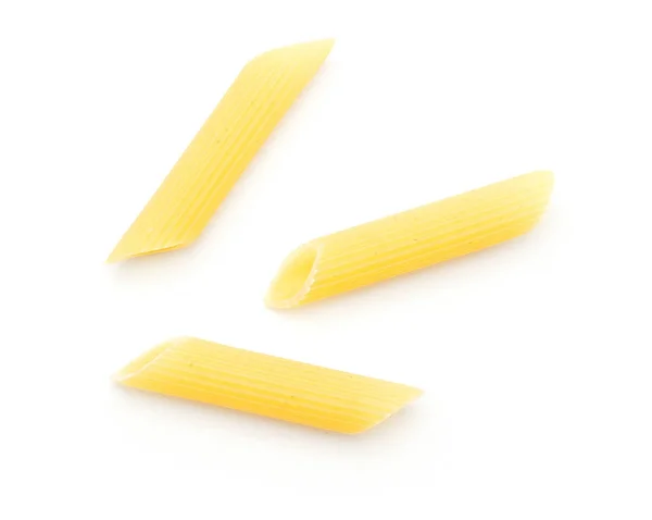 Penne rigate üstten görünüm üç ham üzerinde beyaz adam izole makarna adet kuru