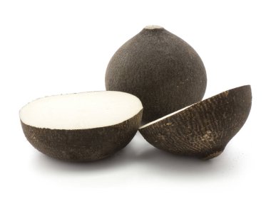 Dilimlenmiş siyah turp ve beyaz zemin üzerine iki izole bir bütün ampul yarıya