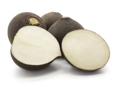 Siyah turp kümesi beyaz arka plan üzerinde üç taze bütün ampuller izole ve iki dilimlenmiş yarıya