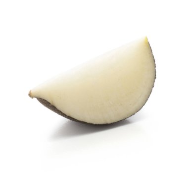 Siyah turp dilim beyaz arka plan üzerinde bir piec izole.