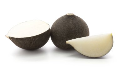 Siyah turp beyaz arka plan üzerinde bir bütün ampul taze kesilmiş yarım izole bir dilim