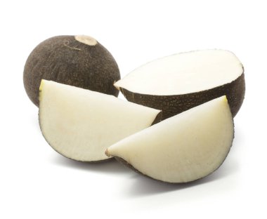 Dilimlenmiş siyah turp yığın izole beyaz arka plan üzerinde bir bütün ampul bir yarı iki dilim