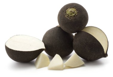 Siyah turp kümesi beyaz arka plan üç çiçek soğanı bir kesme açık bir yarısı ve üç kabuğu parça izole