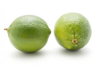 İki limes beyaz arka plan olgun ve nitelikleri üzerinde izole