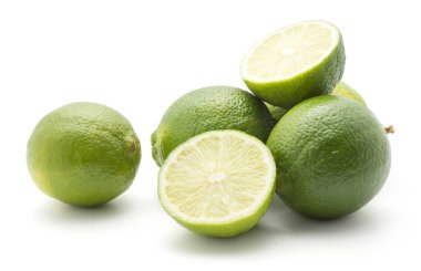 Grup dört tüm iki dilimlenmiş yarıya beyaz arka plan üzerinde izole Limes