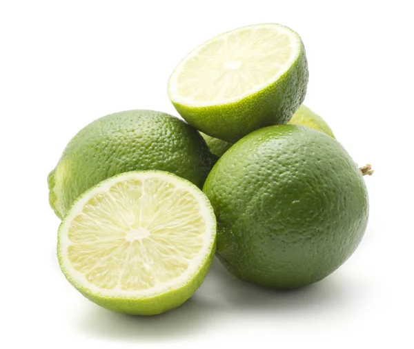 Limes Empilhar Três Inteiras Duas Metades Isoladas Backgroun Branco — Fotografia de Stock