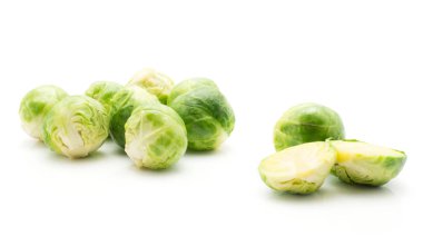 Beyaz adam izole yığın haşlanmış Brüksel lahanası