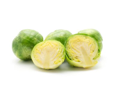 Haşlanmış Brüksel lahanası beyaz arka plan üzerinde üç bütün kafa izole ve iki dilimlenmiş yarıya