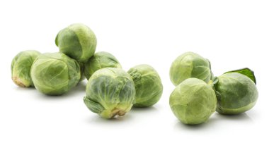 Ham Brüksel lahanası kümesi beyaz arka plan üzerinde bir sürü taze kafa izole.