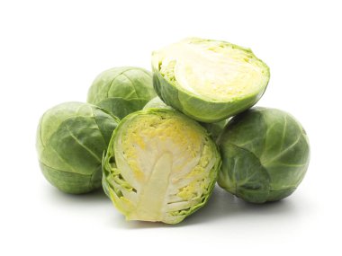 Üç tüm kafa dilimlenmiş iki yarıya beyaz arka plan üzerinde izole kümesi ham Brüksel lahanası