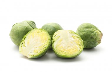 Hal beyaz arka plan üç bütün kafa bir kesim üzerinde izole kümesi ham Brüksel lahanası