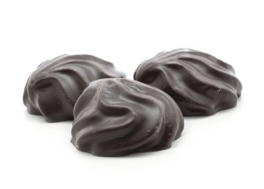 Üç koyu çikolata kaplı zefir üzerinde beyaz adam izole