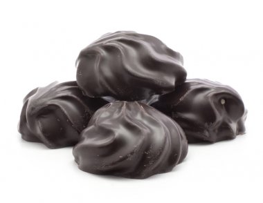 Beyaz adam izole dört koyu çikolata kaplı zefir yığını