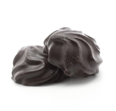 İki koyu çikolata kaplı zefir üzerinde beyaz adam izole