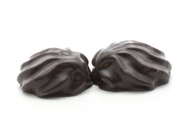 İki koyu çikolata kaplı zefir beyaz arka plan parlak izole