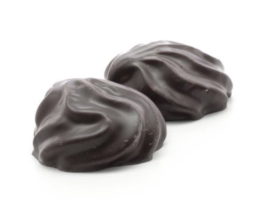 İki parlak beyaz arka plan üzerinde koyu çikolata kaplı zefir izole