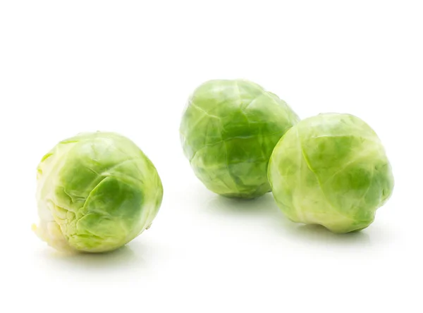 Gekookte Brussel Sprout Geïsoleerd Een Witte Achtergrond Drie Hoofd — Stockfoto