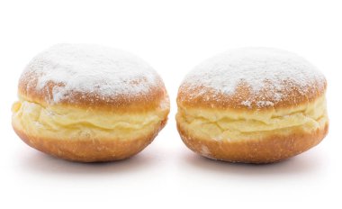 Geleneksel çörek (Sufganiyah) ile pişmiş beyaz arka plan iki taze izole yeti şeker hol olmadan