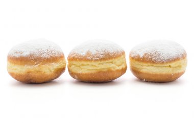 Geleneksel halka (Sufganiyah) beyaz arka plan üzerinde izole üç taze satır ile güçlendirilmiş şeker ve hol olmadan pişmiş