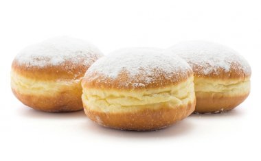 Beyaz arka plan üzerinde taze izole üç geleneksel halka (Sufganiyah) ile güçlendirilmiş şeker ve hol olmadan pişmiş